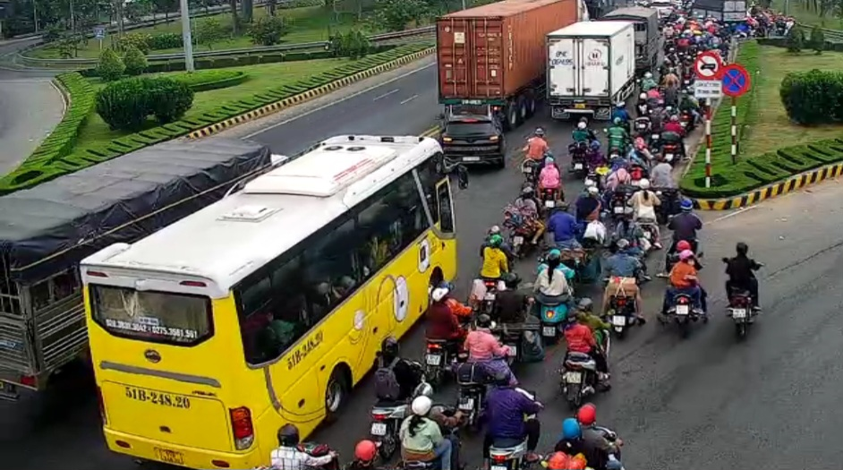Bến Tre, Tiền Giang: ngày đầu về quê ăn Tết, ùn tắc giao thông liên tục khu vực cầu Rạch Miễu (07/02/2024) 
